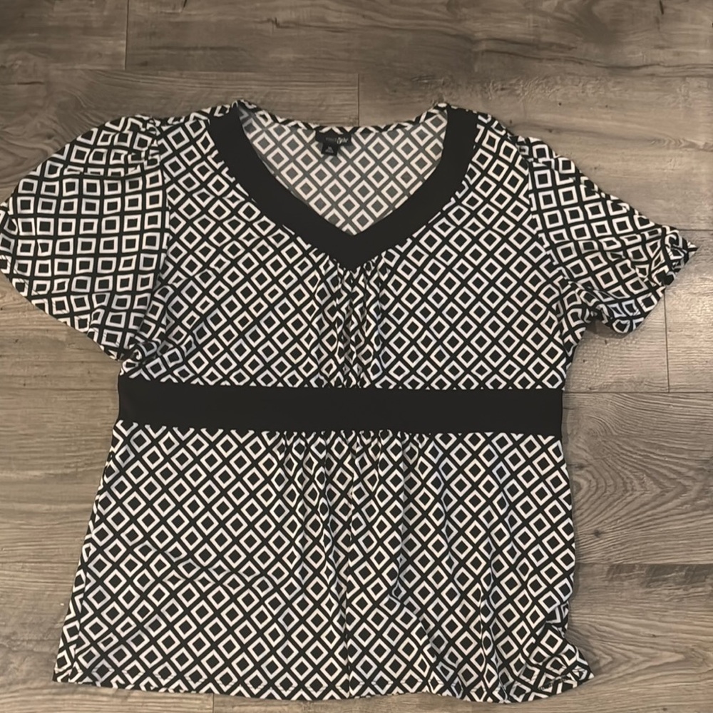 Worthington Black and White Geometric Blouse